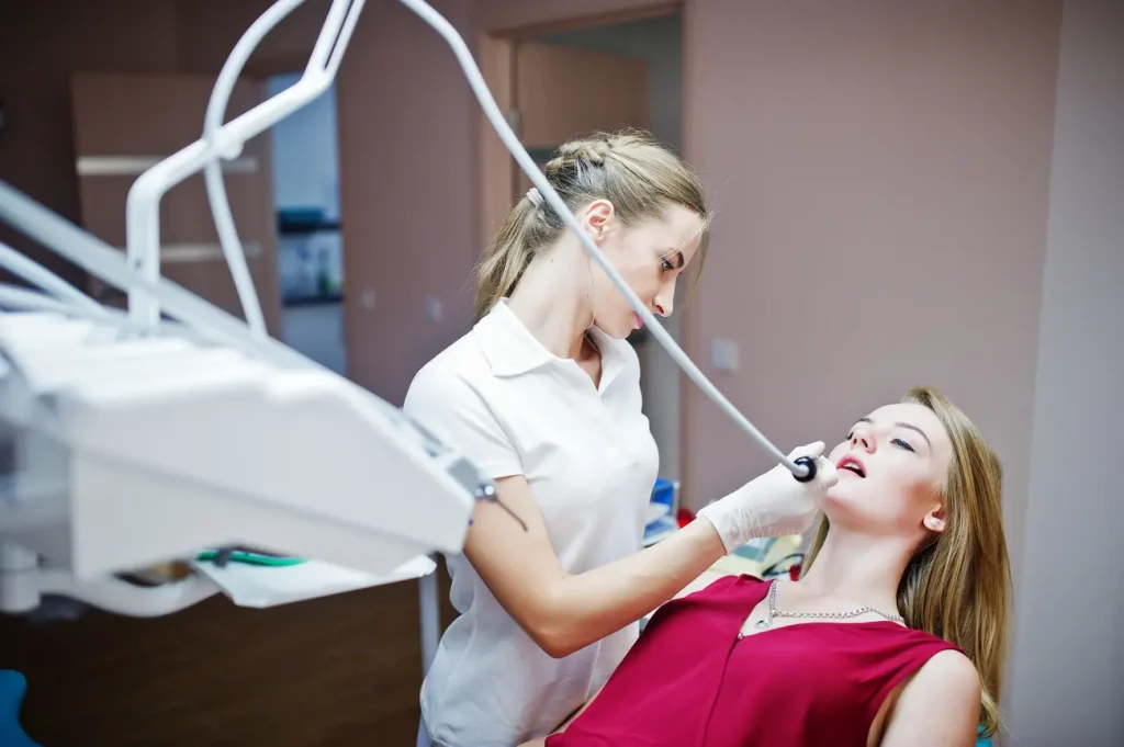 Czy leczenie próchnicy boli? Wszystko, co musisz wiedzieć!